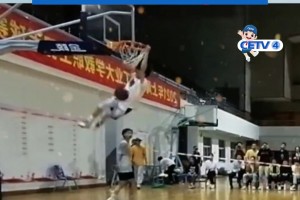 会打球的男孩子有多迷人，女孩抛了次球，小伙力挽狂澜暴扣...